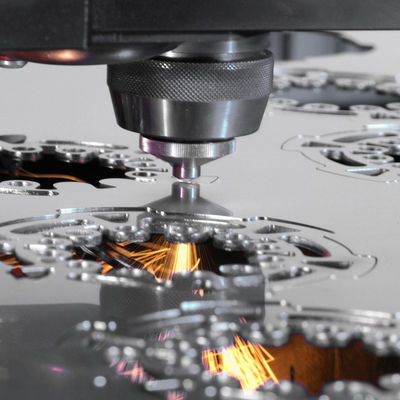 3000w Raytools Лазерная голова Углеродистая стальная пластина Лист металлического волокна лазерная режущая машина
